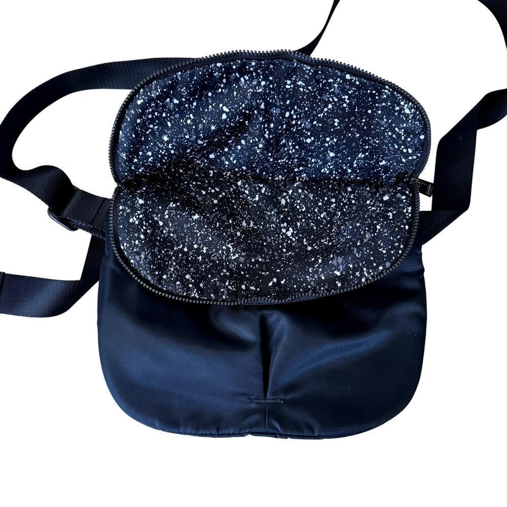 Lululemon Womens Black Lightweight Slim Nylon Crossbody Belt Bag NWOT - Picture 5 of 9